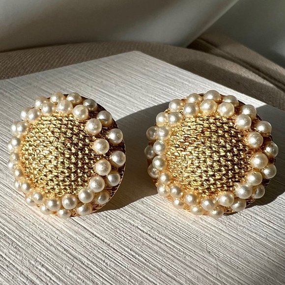 Vintage Crown Trifari Gold Tone Fashion Pearl Clip On Estate Earrings - Picture 2 of 6